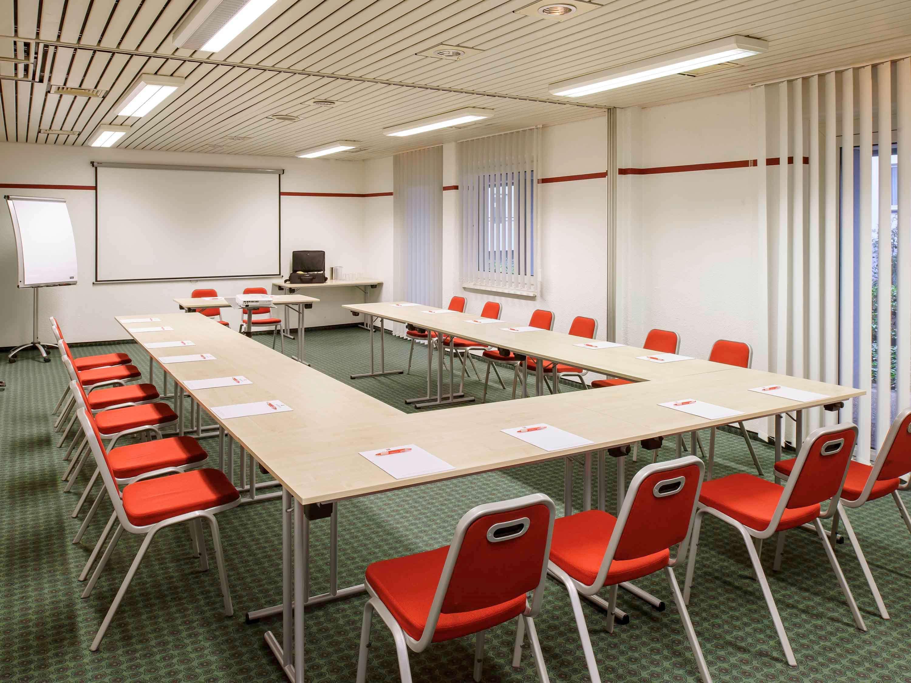 Ibis Hauptbahnhof Hotel 2*