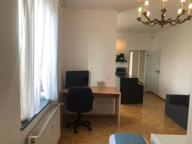 Apartment E - Quiet Business One Bedroom For 3 Guests