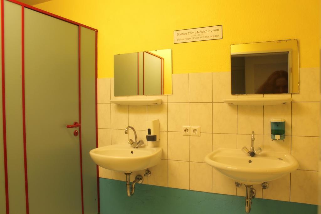 Backpackers - Self Check-in * Düsseldorf