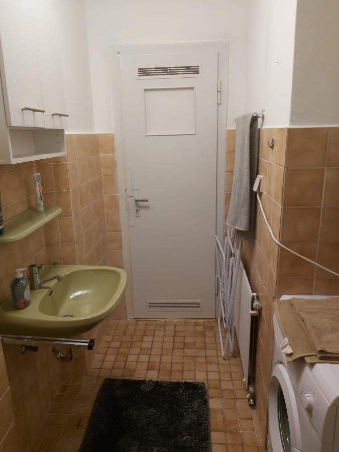 1 Zimmerwohnung Mit Kueche, Balkon Und Badezimmer In Apartmen