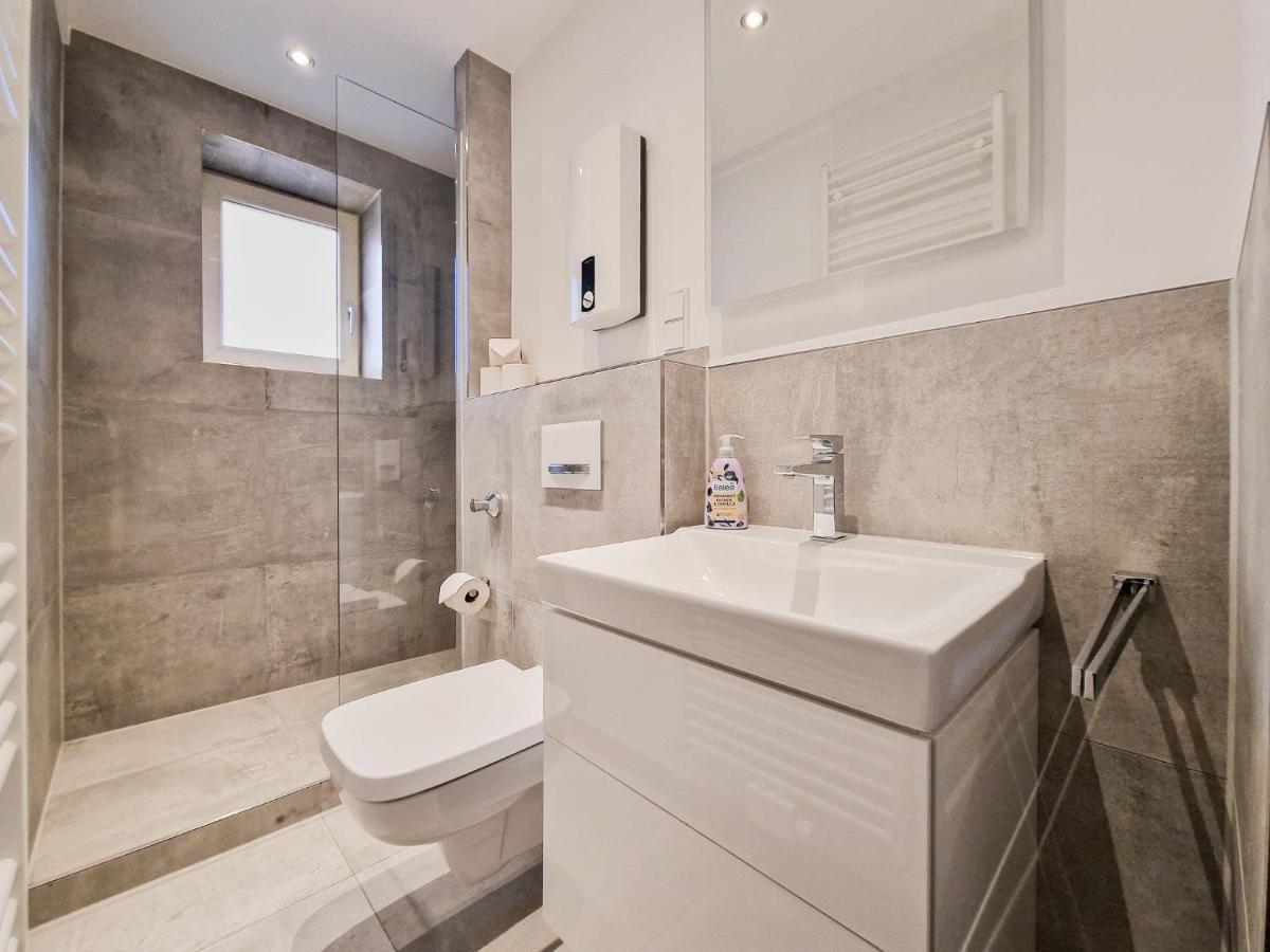 Raj Living - With 1 Or 2 - 15 Min To Messe Dus And Old Town Dus Apartment *