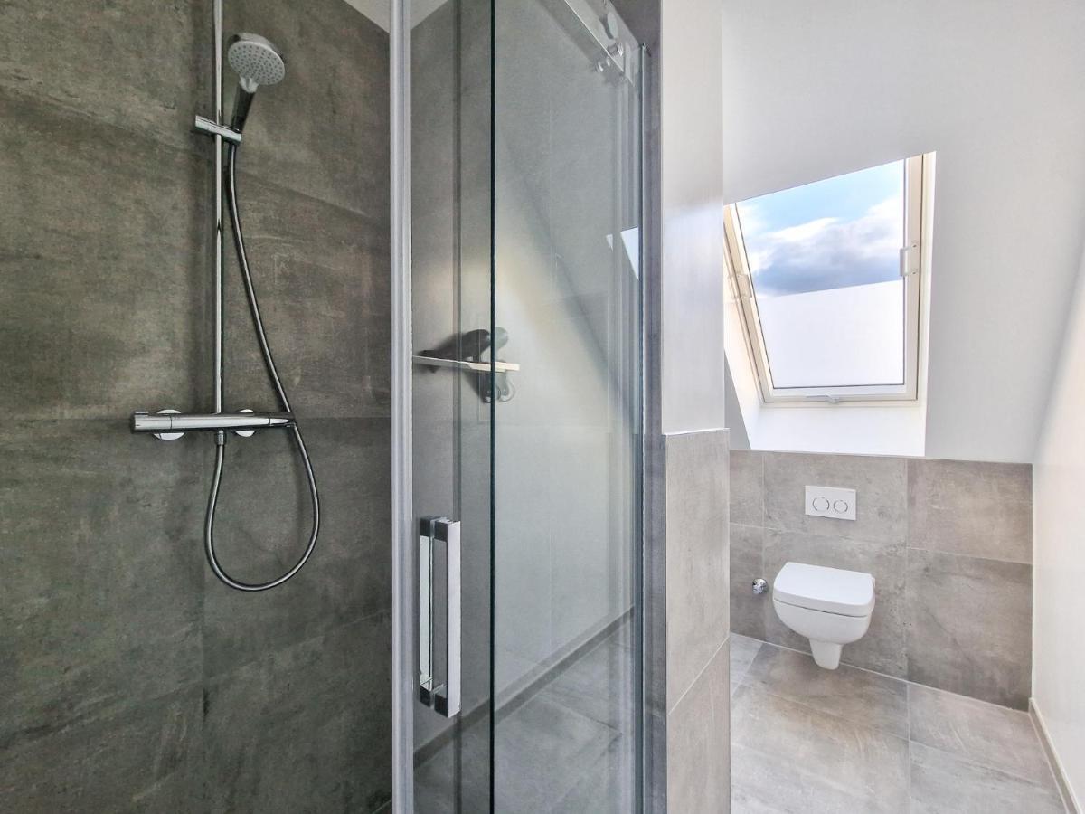 Raj Living - With 1 Or 2 - 15 Min To Messe Dus And Old Town Dus Apartment *
