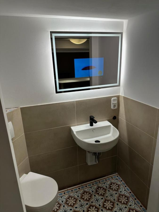 Doppelbett Suite, Naehe Messe Apartment