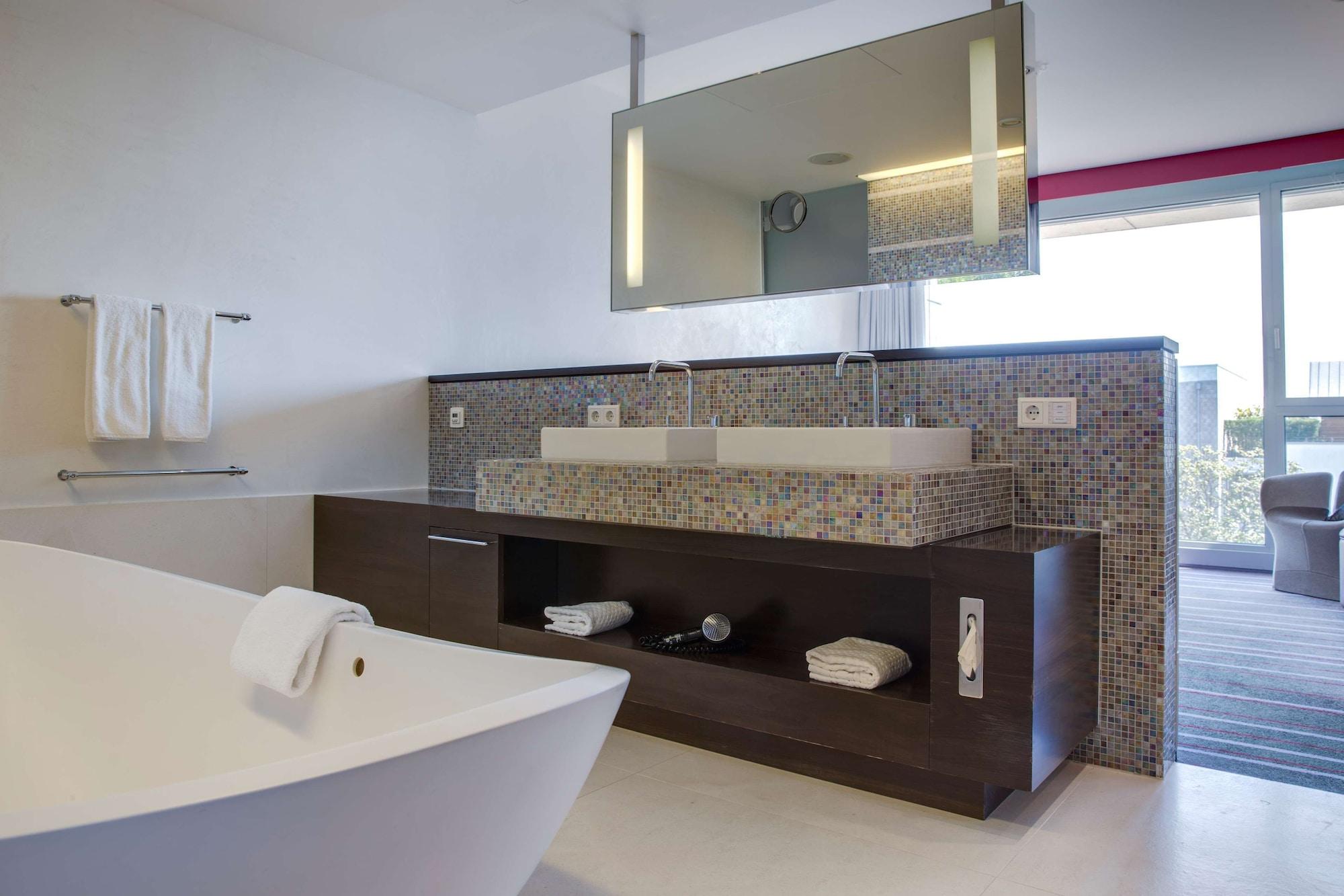Hotel Radisson Blu Media Harbour Hotel, 4*