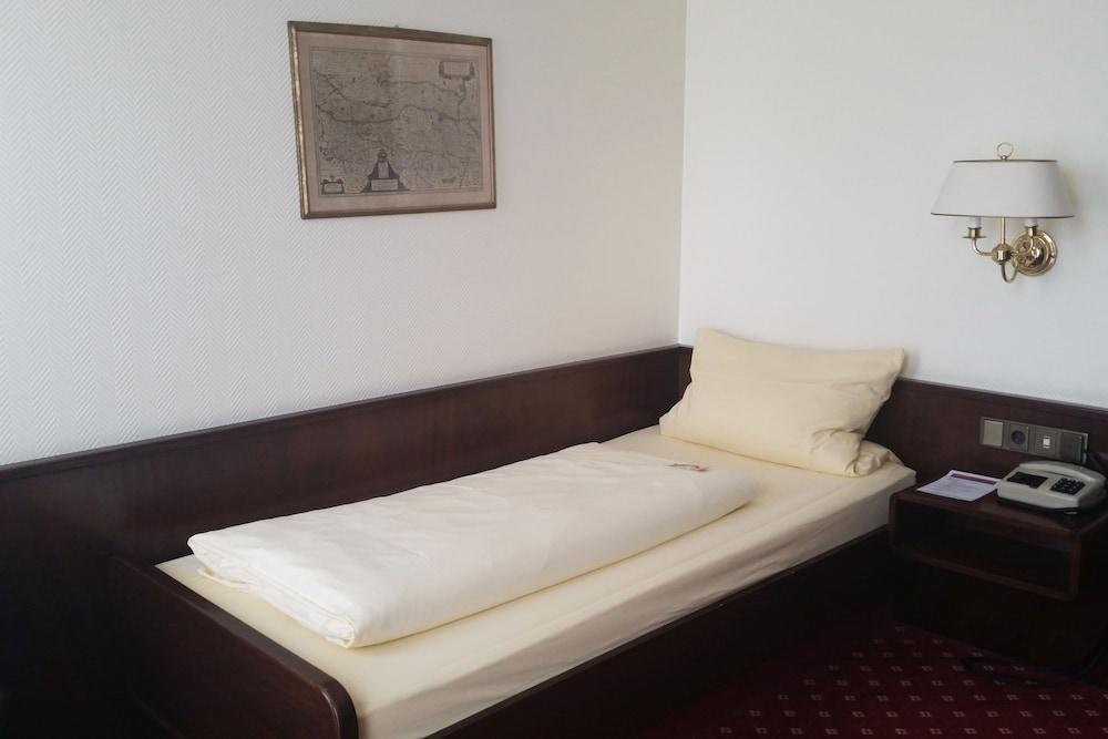Haus Am Zoo Hotel 3*