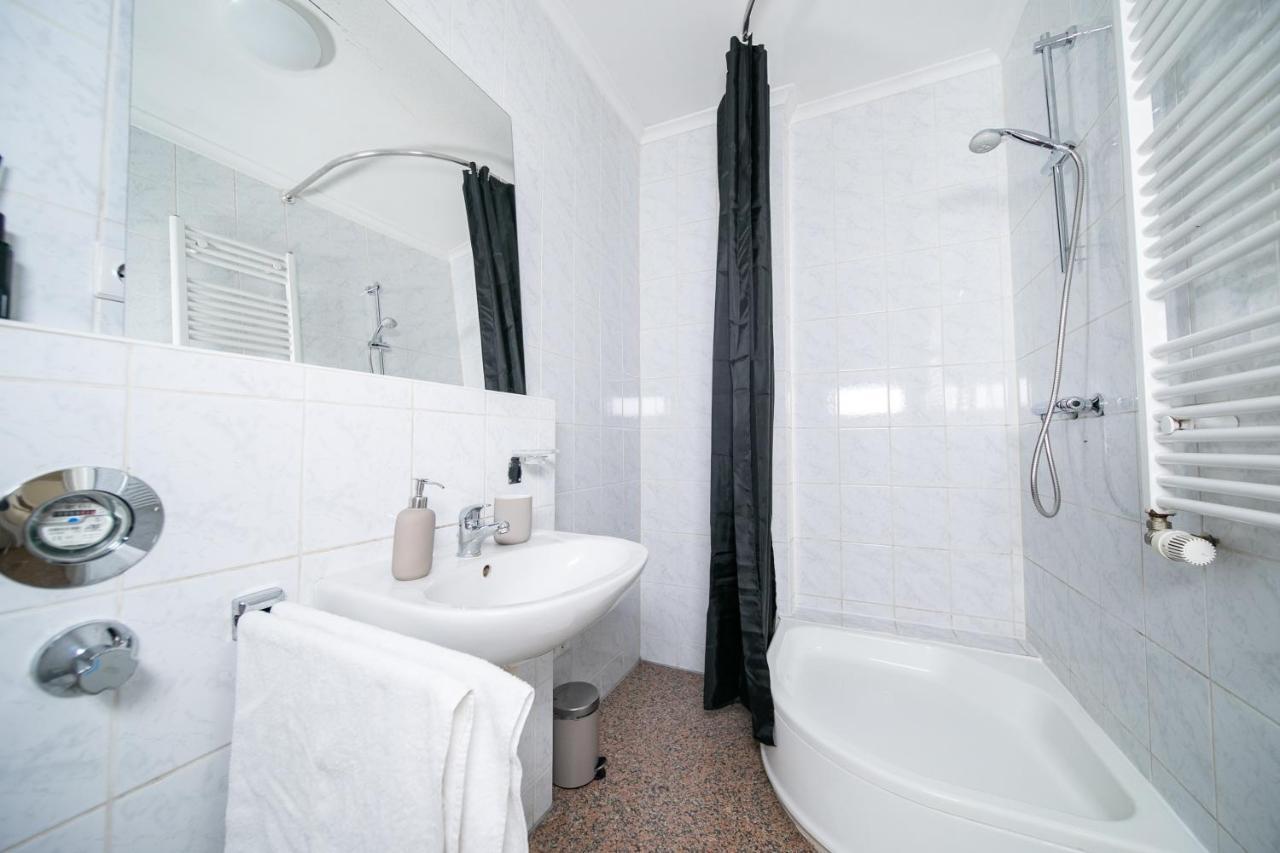 Favorite Stays - And - Düsseldorf