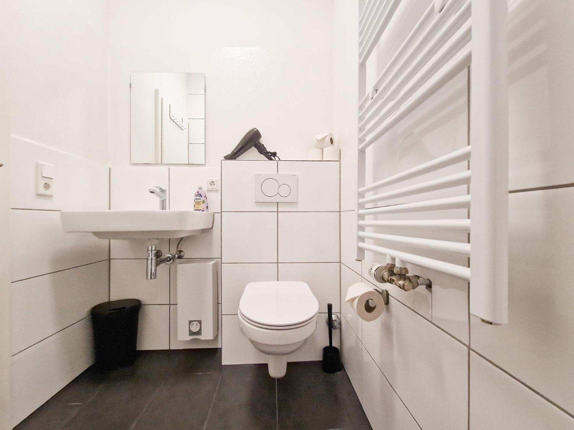 Raj Living - 1 Or 4 - 15 Min To Messe Dus - 10 Min Old Town Dus Apartment *