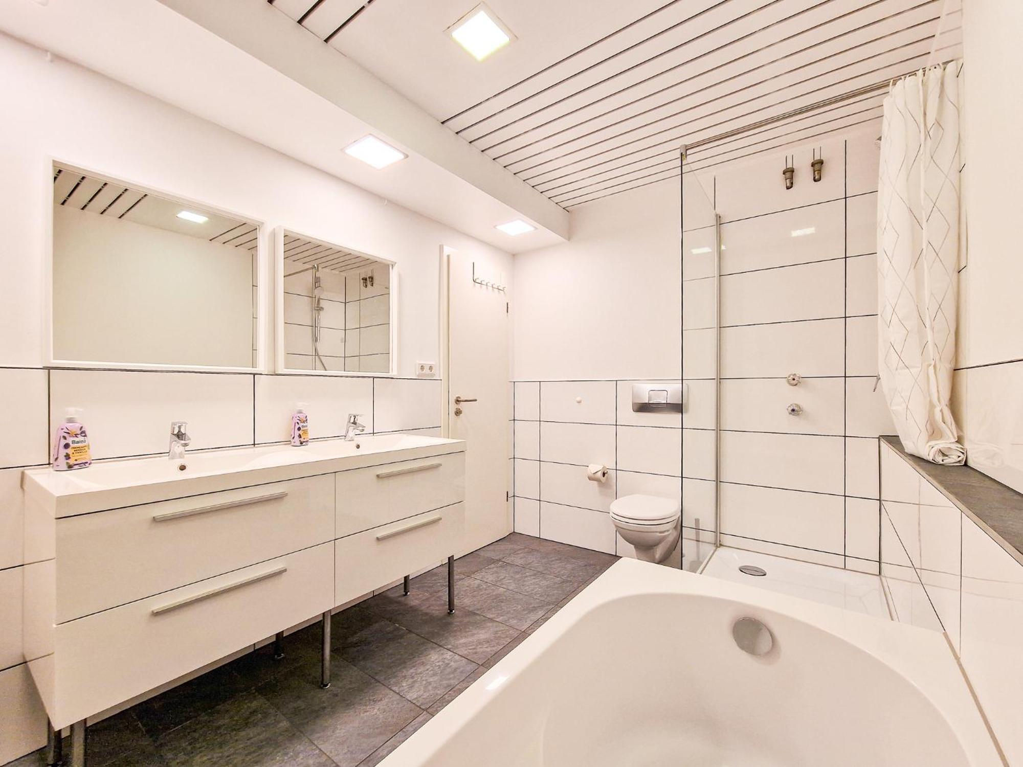 Apartment Raj Living - 1 Or 3 - 20 Min Messe Dus And Old Town Dus *