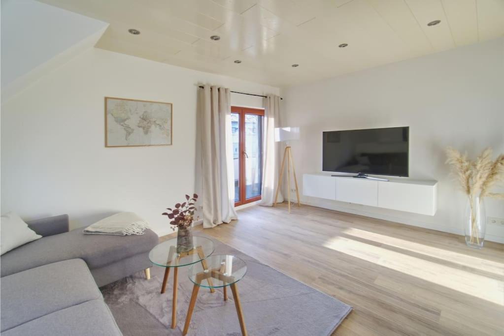 Quiet 2-room With Separate Entrance *