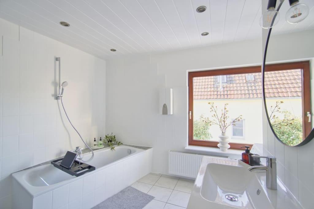 Quiet 2-room With Separate Entrance Apartamento *