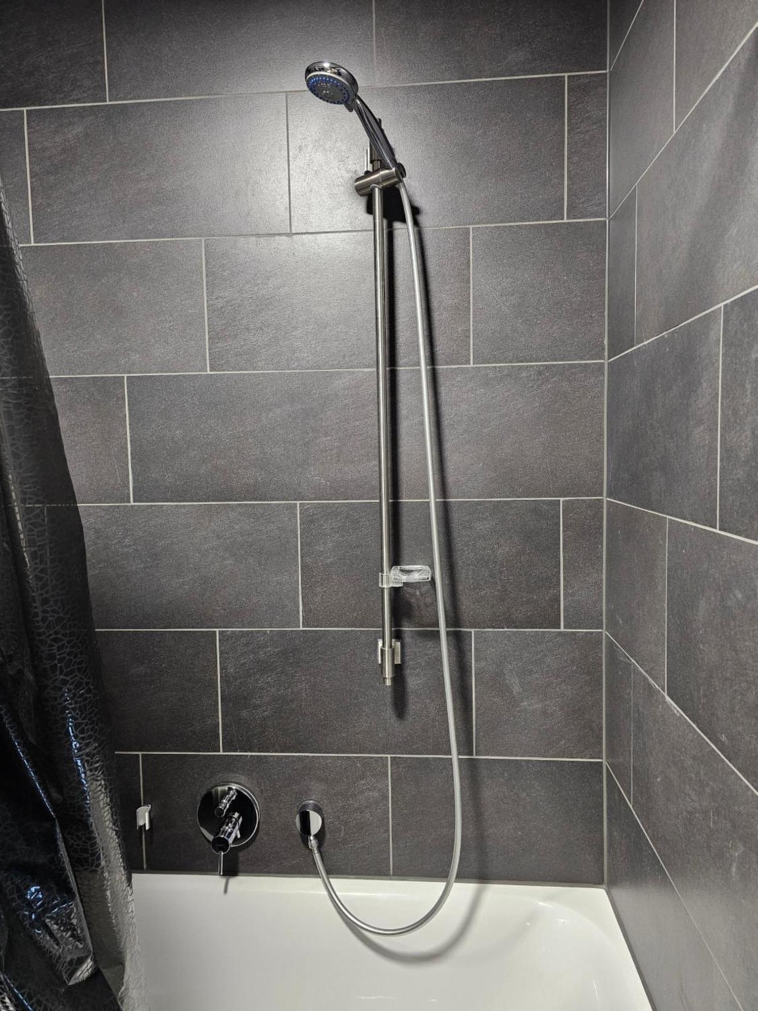 Apartment 3 2 Bathrooms 2 Toilets New Center Of Underground Parking Space Contactless Self Check-in Dusseldorf