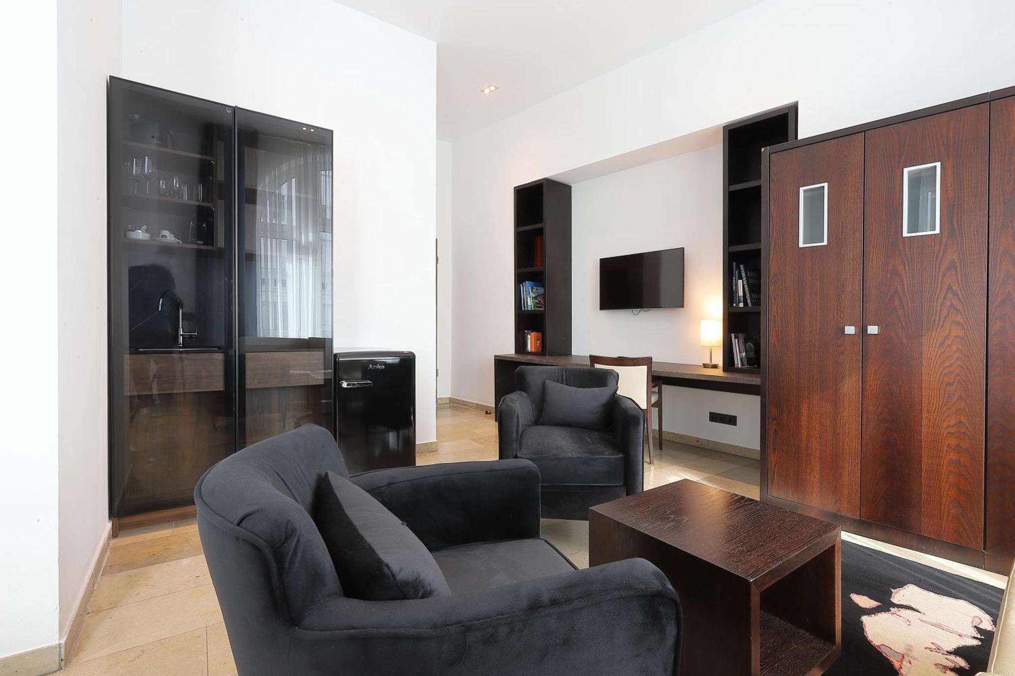 Hotel Devin Art 4*