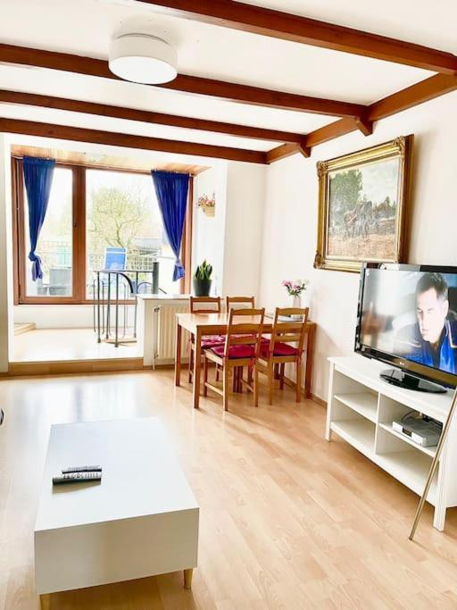 Near Messe And Airport, 2-bedroom Duplex With Kitchen And Garden