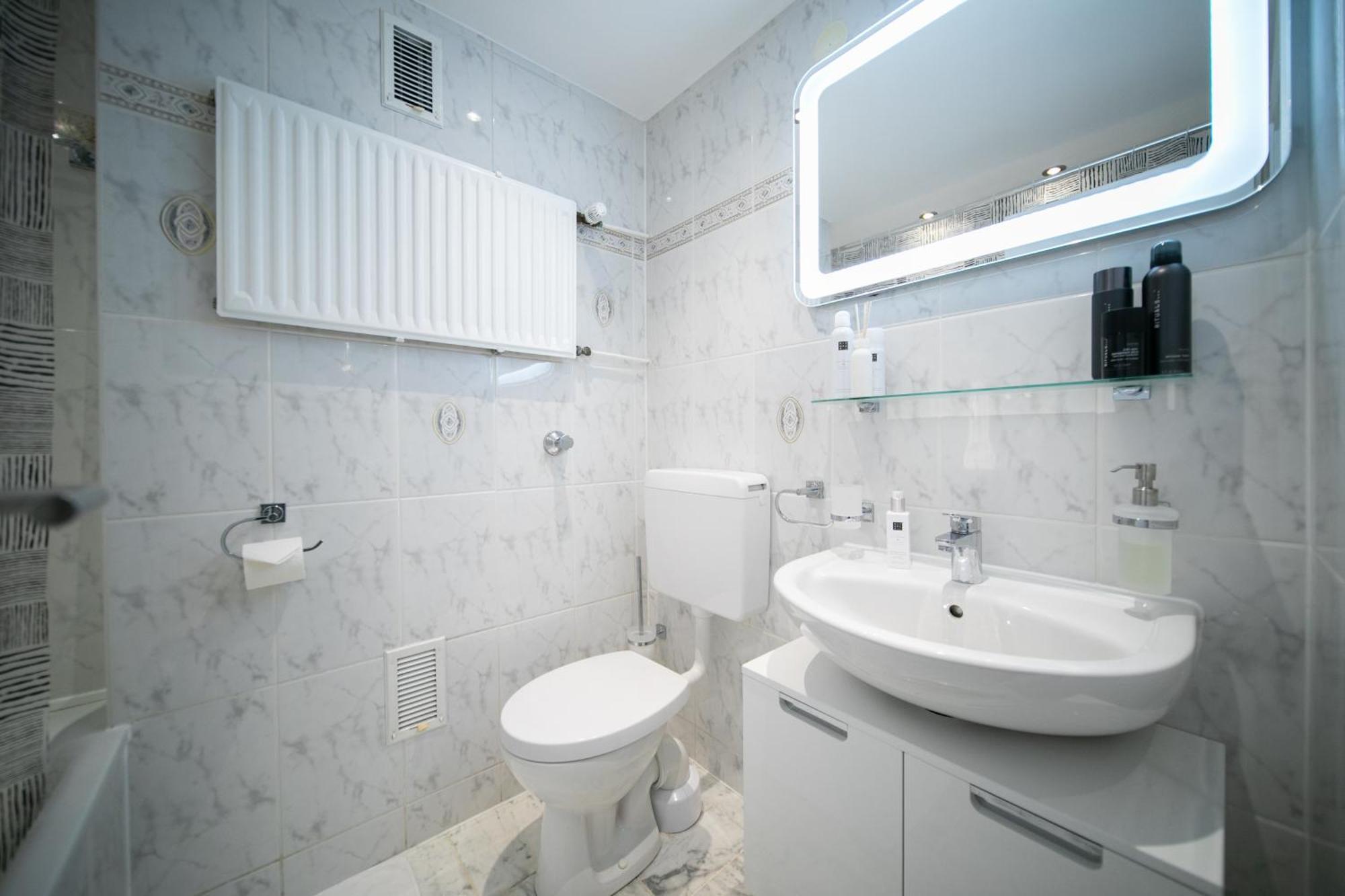 Bright - Zentral Mit Kueche - 65 Sqm - Messe Apartment