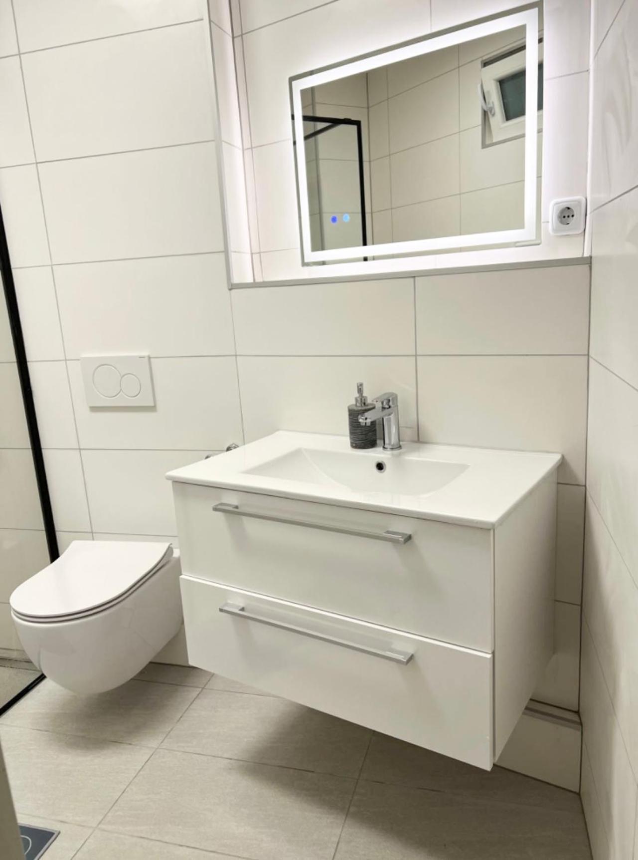 Near Messe And Airport, 2-bedroom Duplex With Kitchen And Garden