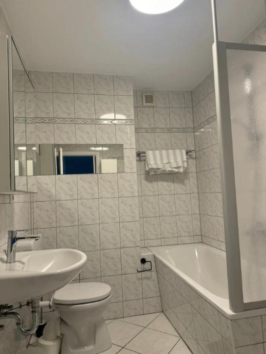 4 Bedroom In Fancy Oberkassel Apartamento