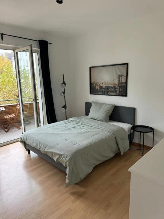 Apartamento 4 Bedroom In Fancy Oberkassel