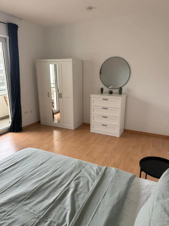 Apartamento 4 Bedroom In Fancy Oberkassel *