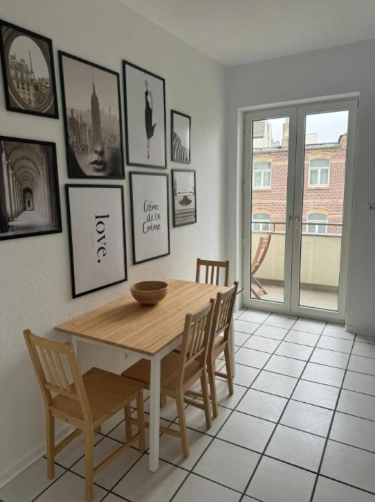 Apartamento 4 Bedroom In Fancy Oberkassel *