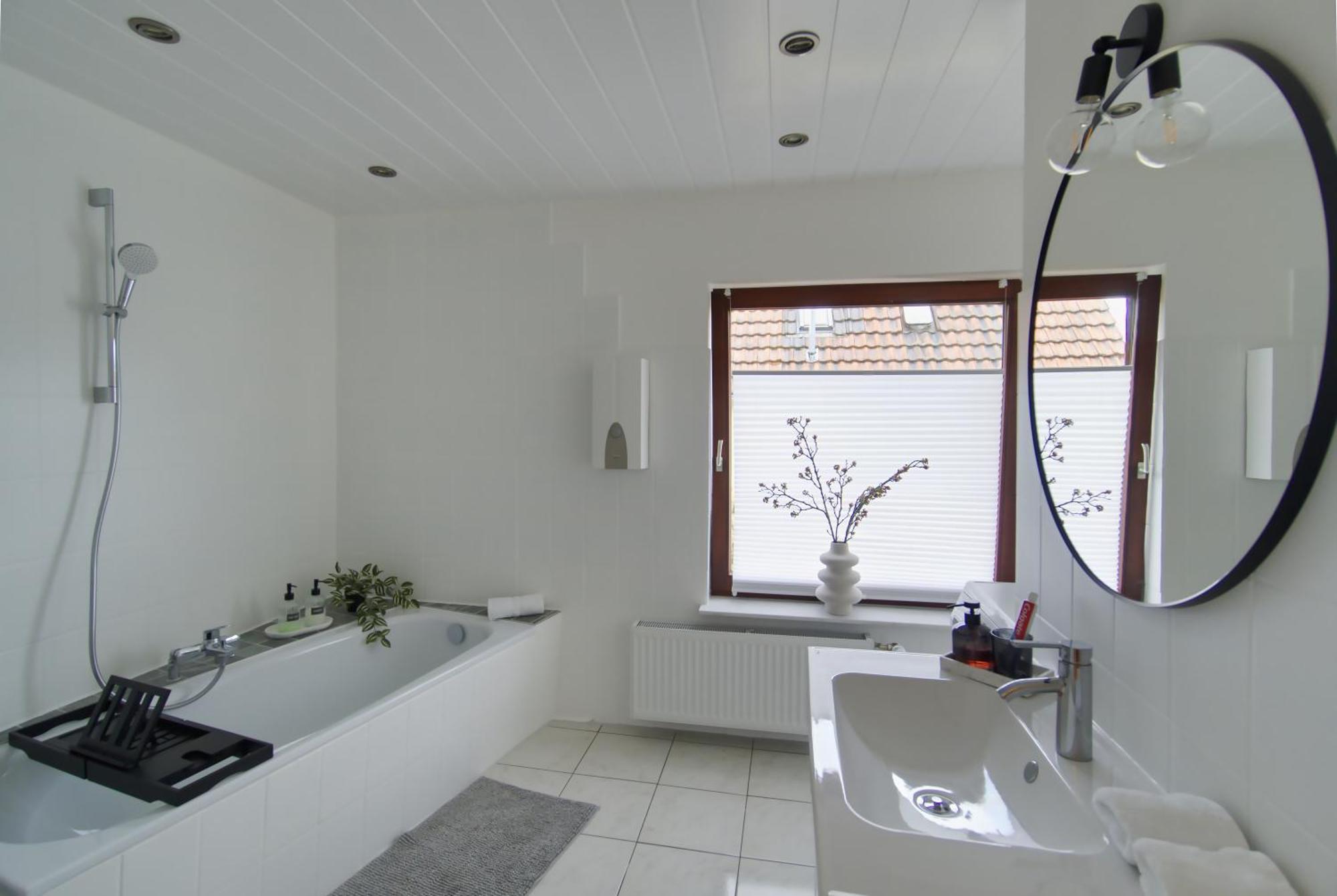 Quiet 2-room With Separate Entrance *