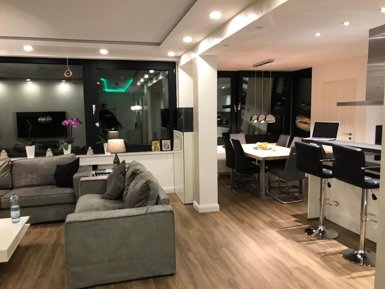 Apartment Zuhause , Keine Party, 2 Erwachsene