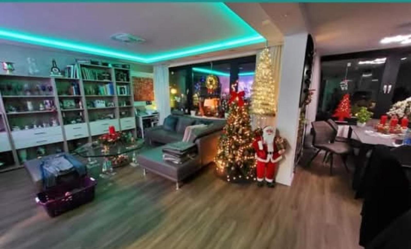 Zuhause , Keine Party, 2 Erwachsene * Dusseldorf