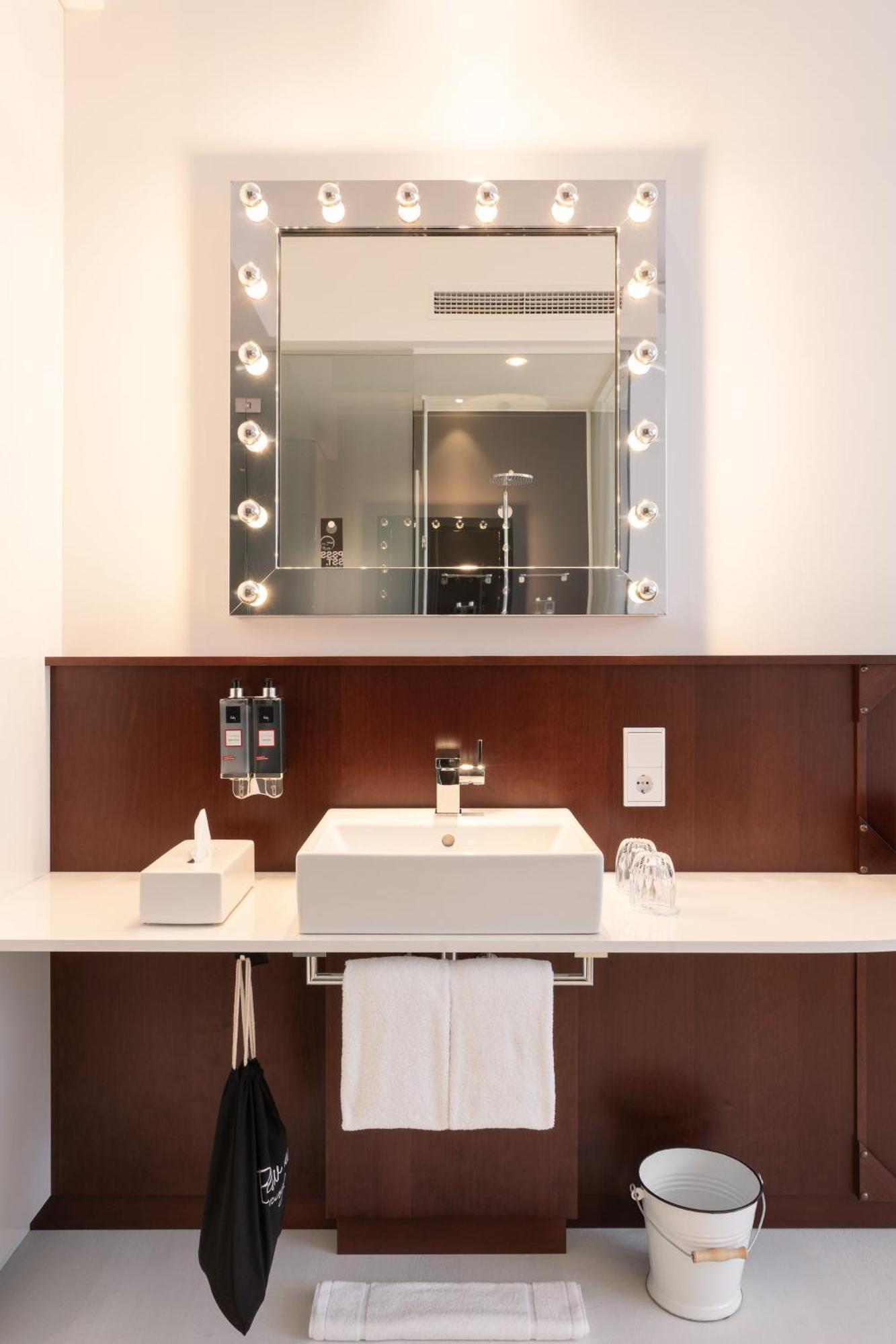 Ruby Leni Hotel
