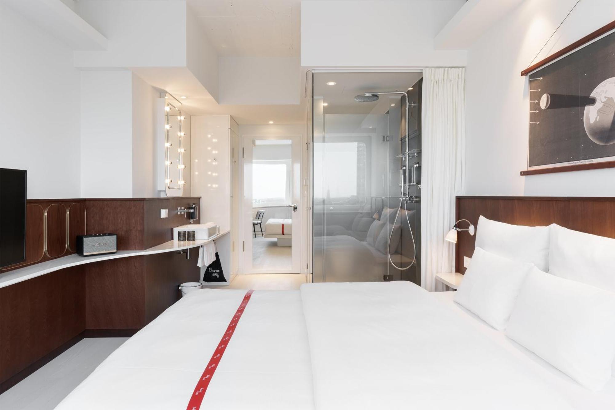 Ruby Luna Hotel