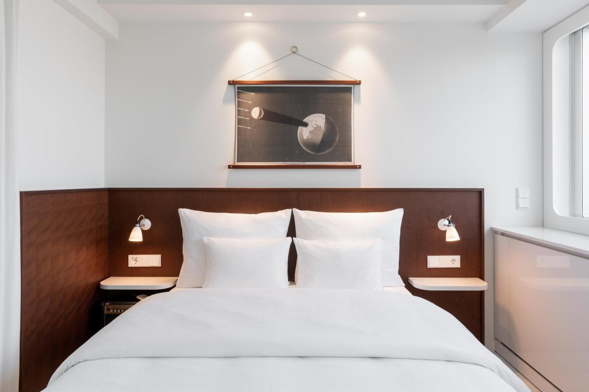 Ruby Luna Hotel