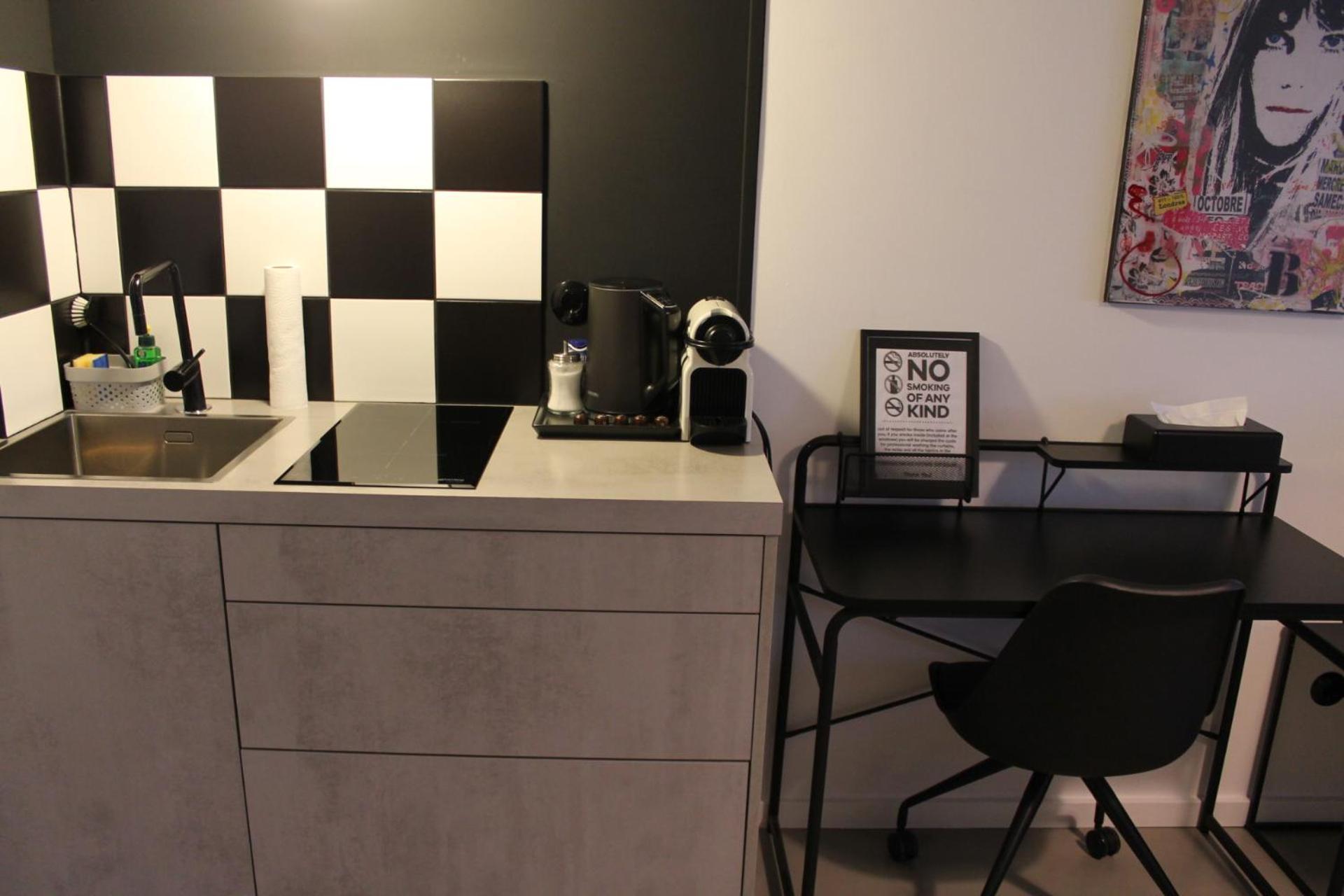 Apartment Square 20
