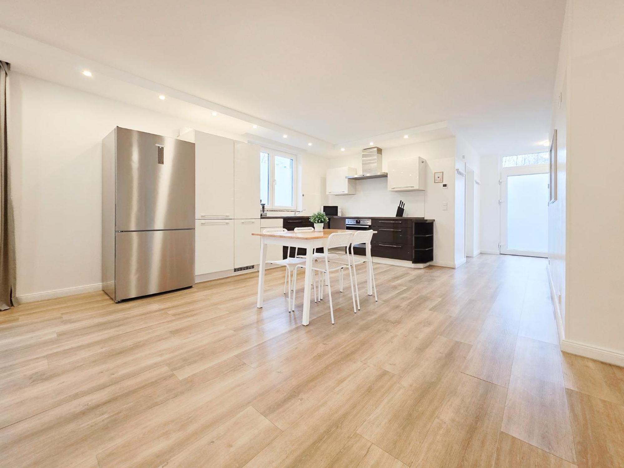 Apartment Raj Living - 6 Haus - Grosse Kueche - Garten - Parkplatz - 25min Messe Dus