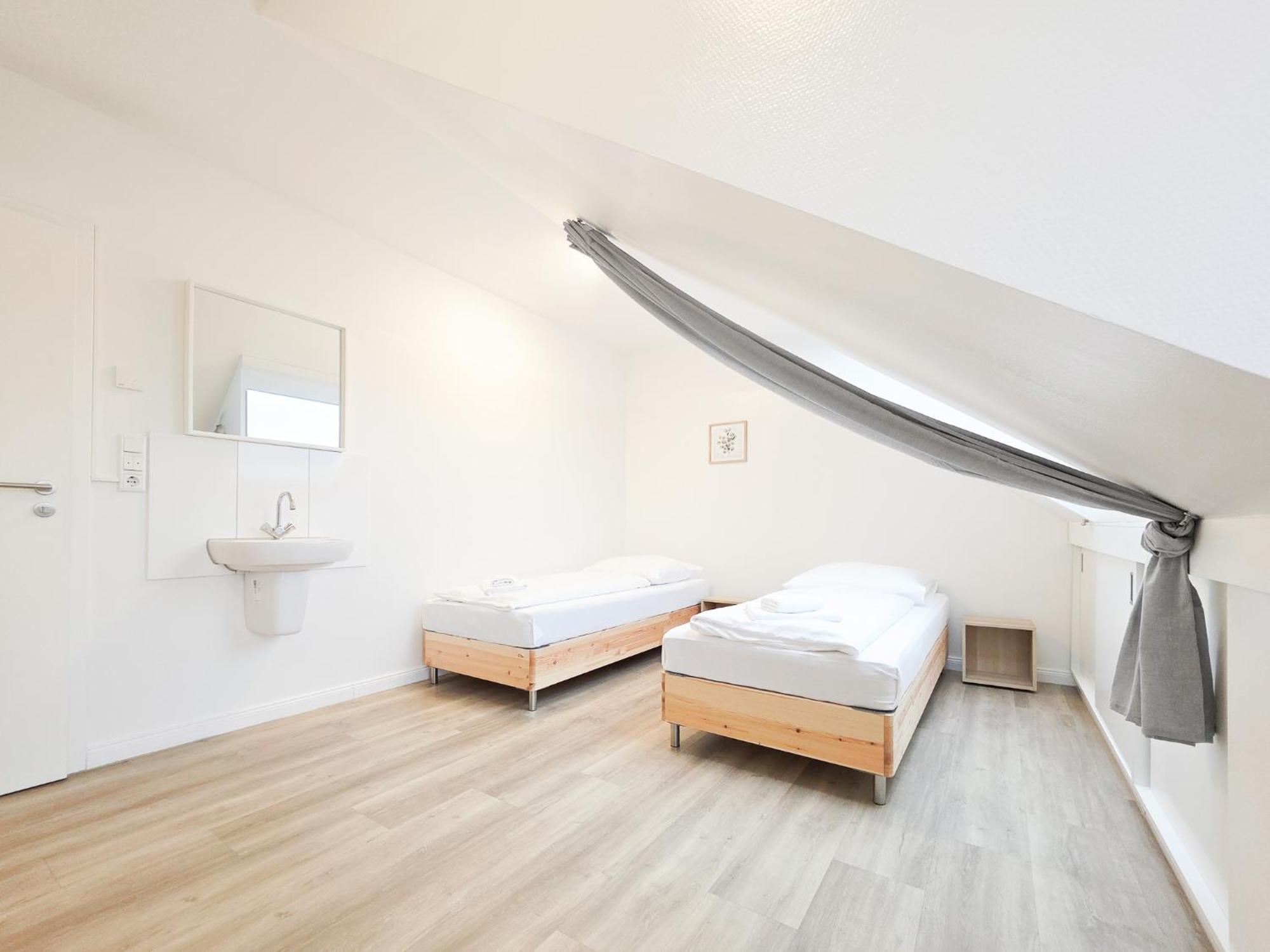 Raj Living - 6 Haus - Grosse Kueche - Garten - Parkplatz - 25min Messe Dus Apartment *