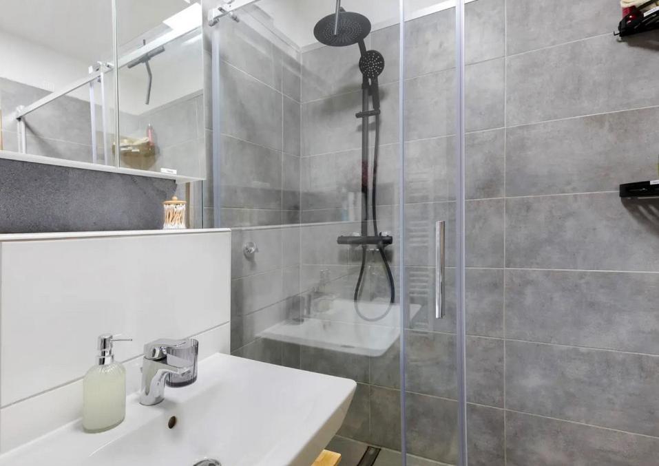 Homestay Oase Mit Kueche, Smart Tv Dusseldorf