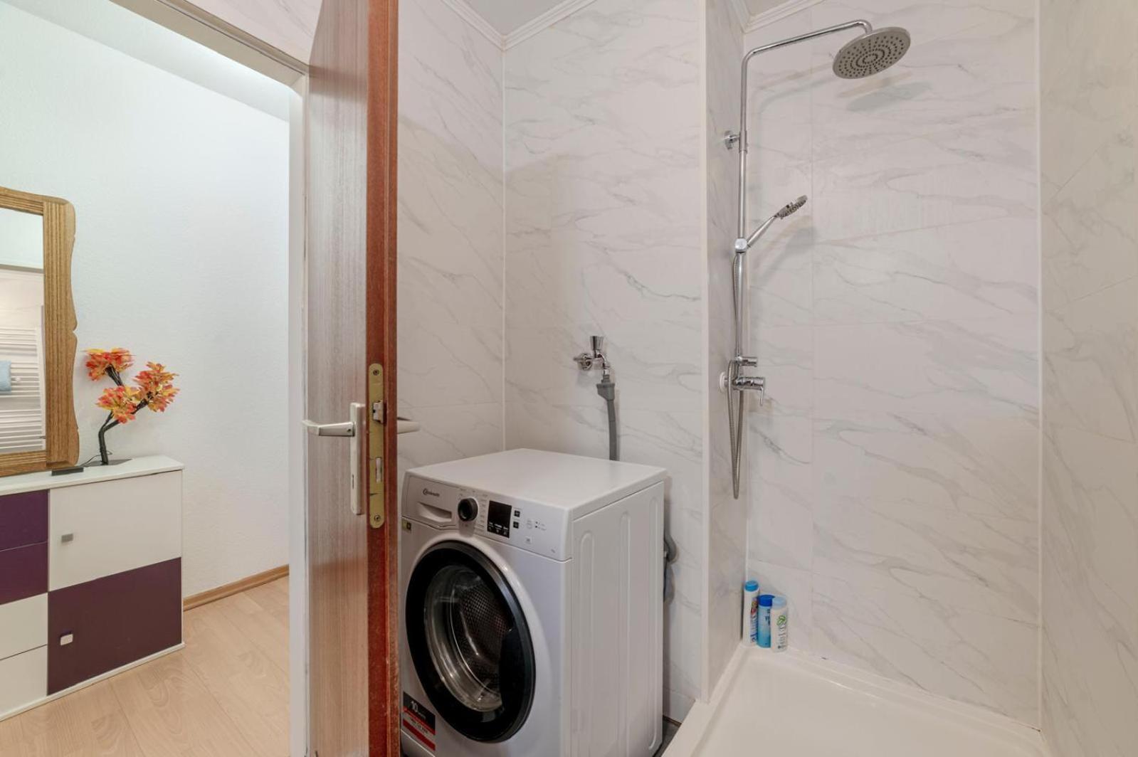Schoene, Moeblierte Mit Balkon Und Tiefgarage
