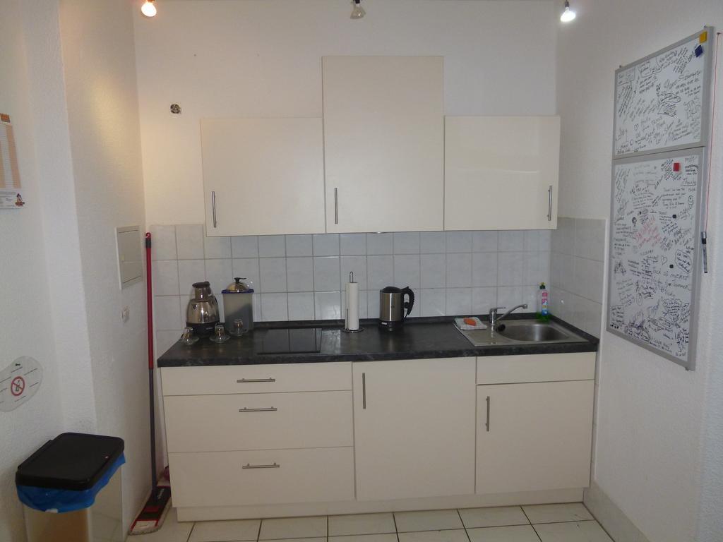 Airport Apartment *