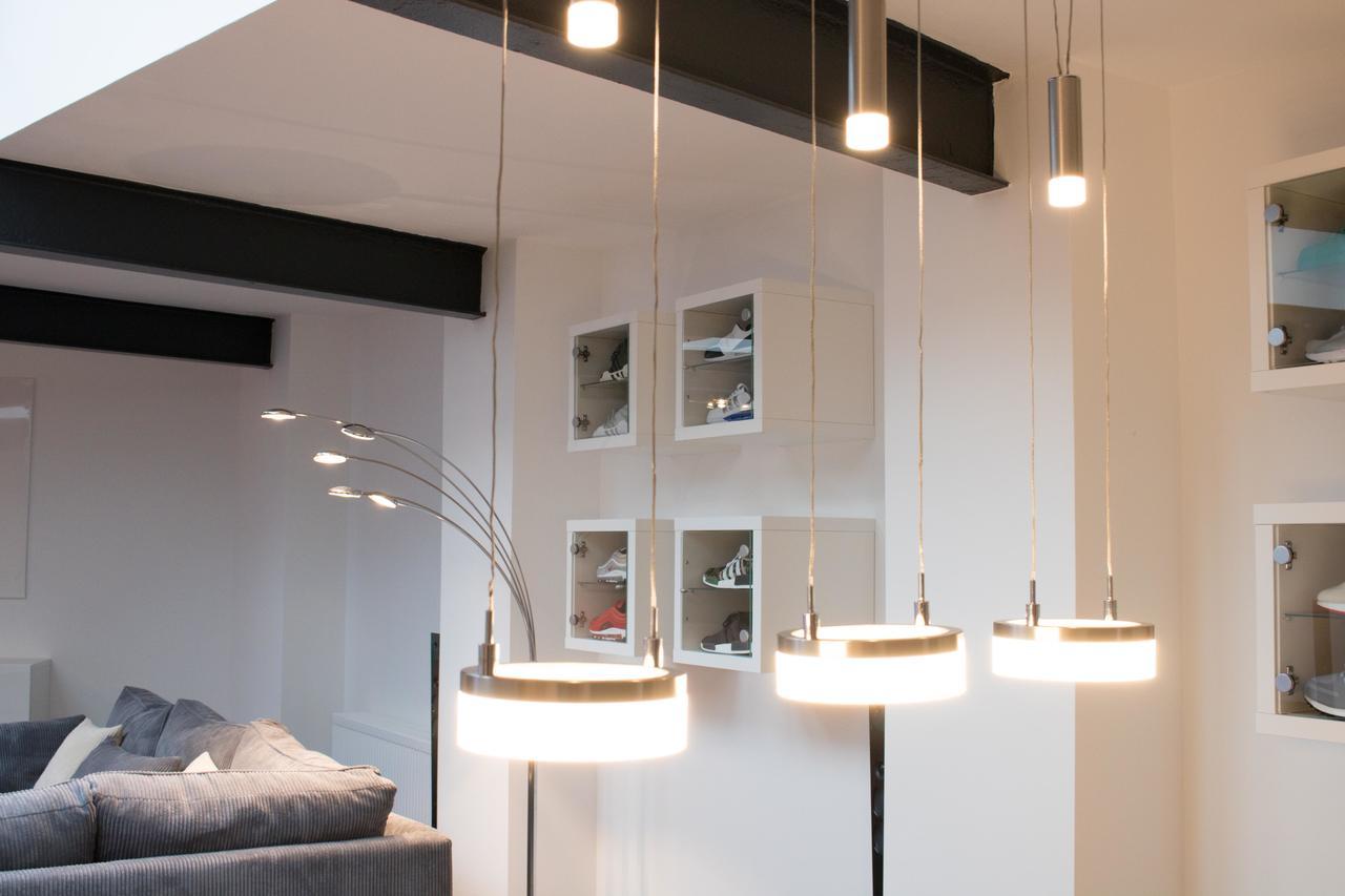 White Lofty Und White Apartment *