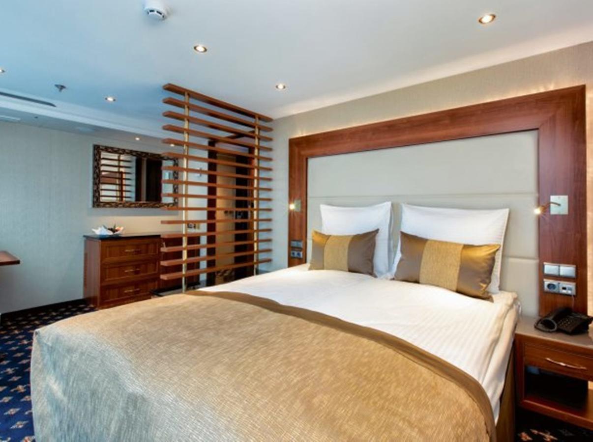 Baxter Hoare Ship Hotel Dusseldorf