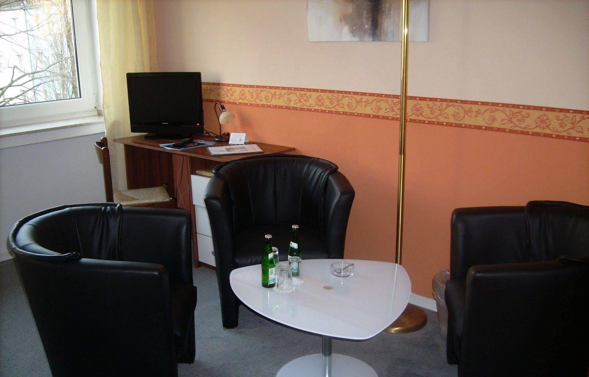 Eu Centralhotel Im Toennchen Guest house Dusseldorf
