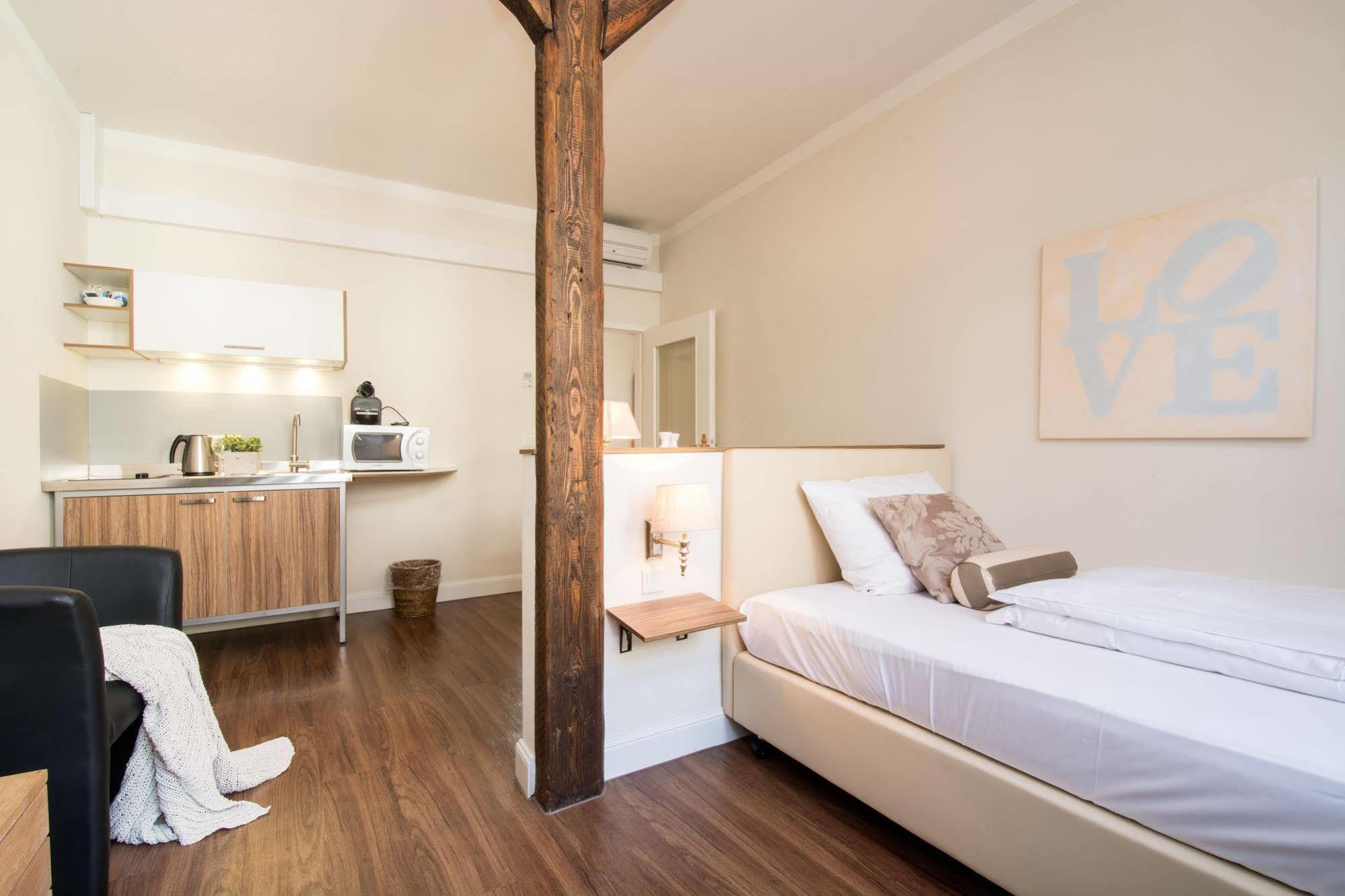 Living Am Carlsplatz Aparthotel 4*