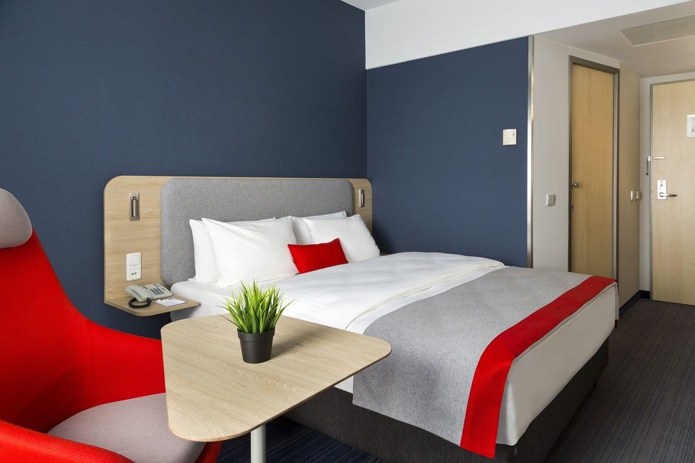 Holiday Express - City North By Ihg Hotel 3*