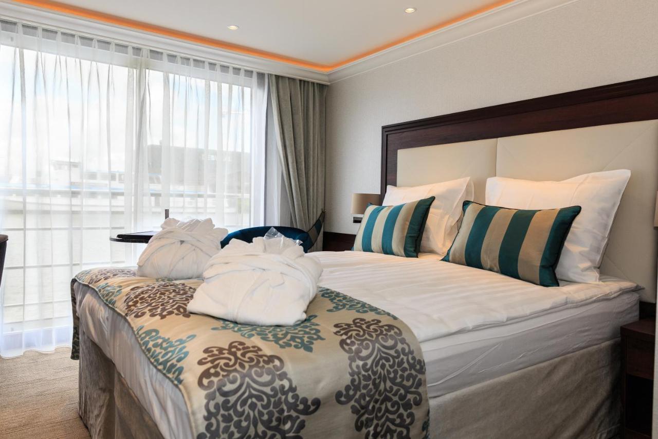 Select Ms Charles Dickens - 5* Dusseldorf