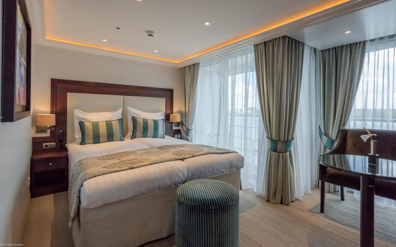 Select Ms Charles Dickens - Botel 5*
