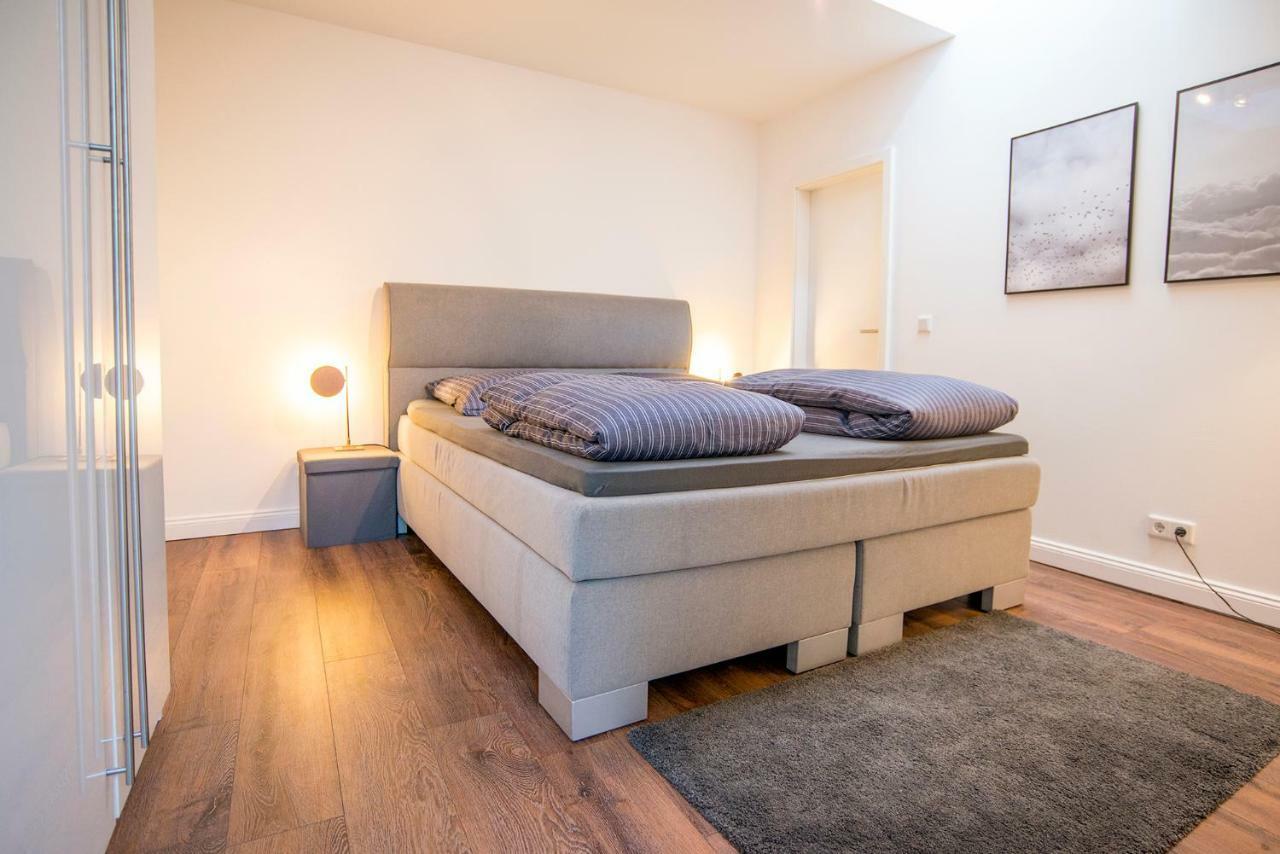 White Lofty Und White Apartment Dusseldorf