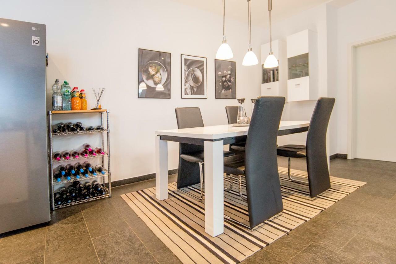 White Lofty Und White Apartamento