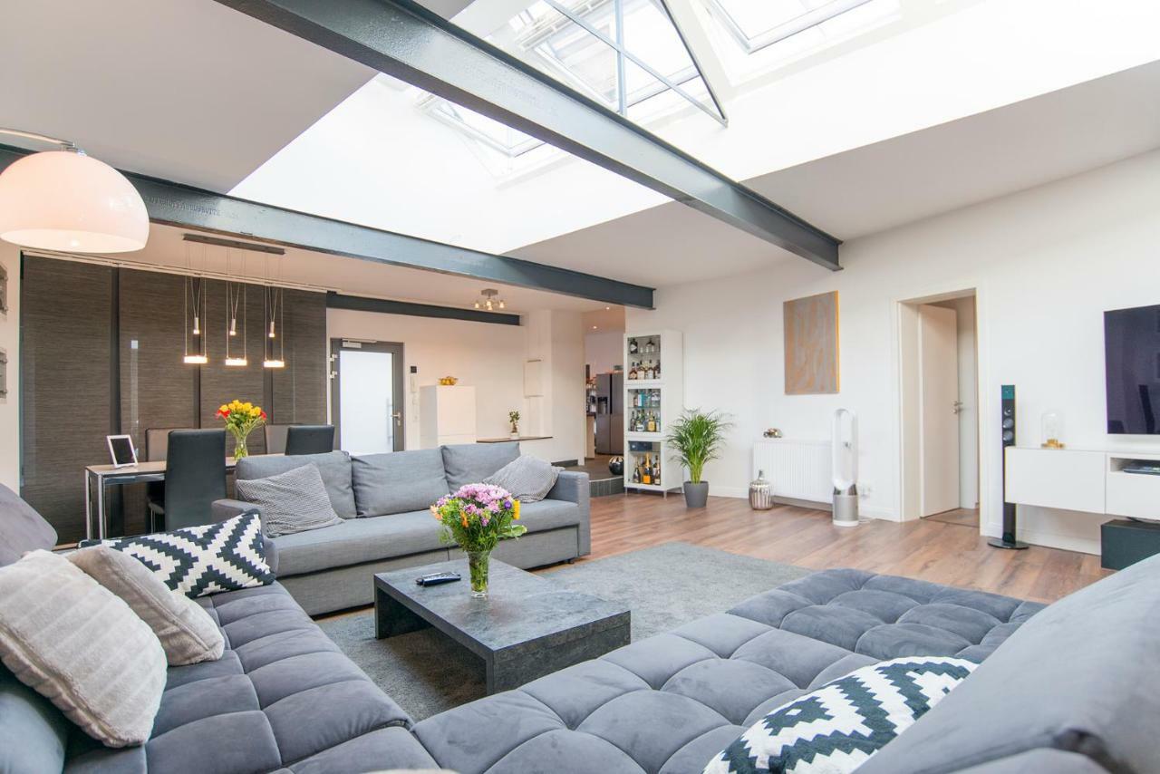 White Lofty Und White Apartment *