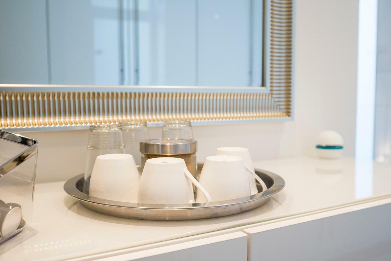 White Lofty Und White Apartment *