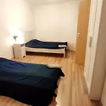 3 Bedroom House With 2 Bathrooms In Dusseldorf - Haus Mit 3 Schlafzimmer 2 Badezimmer In Duesseldorf