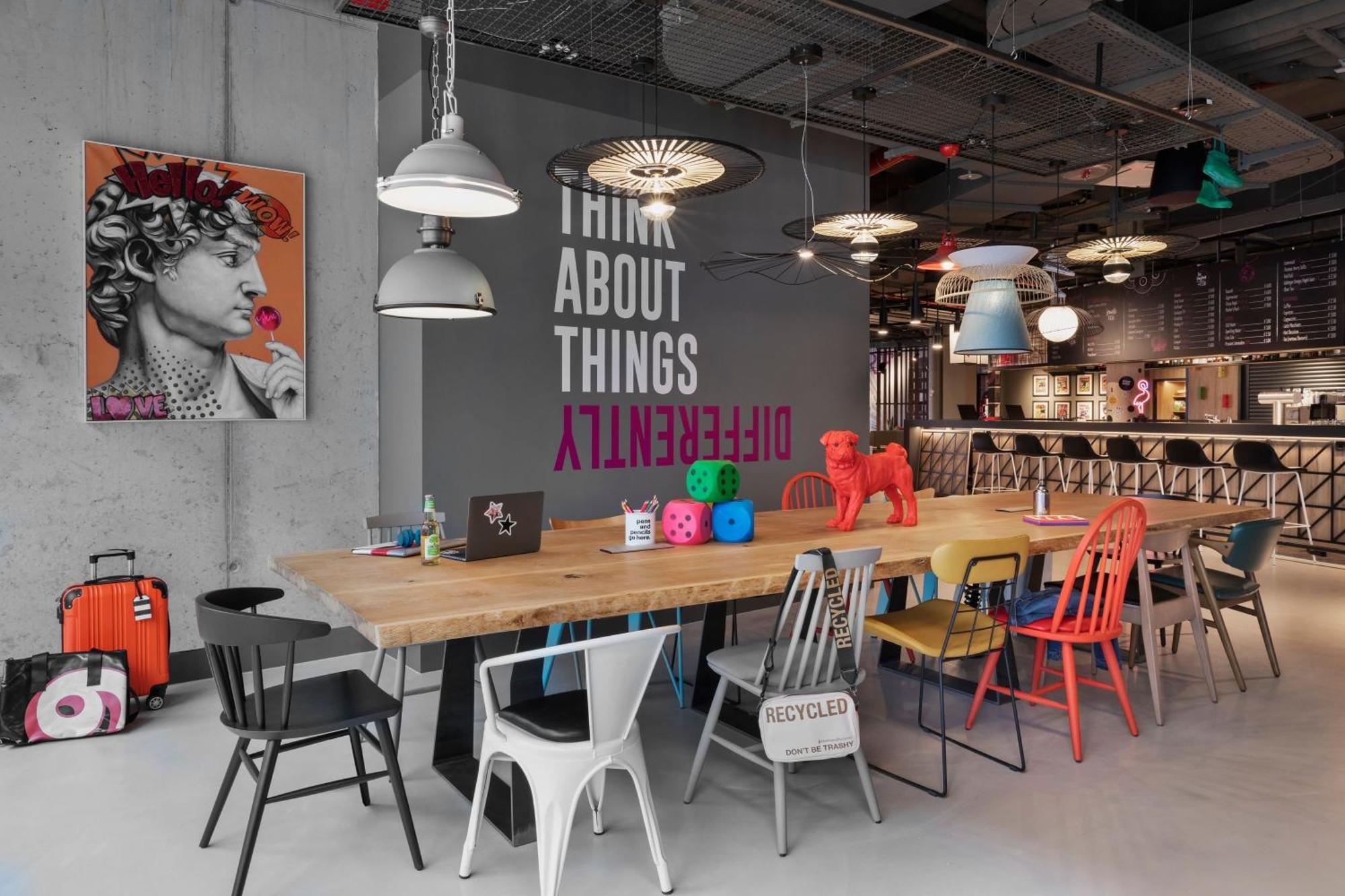 Moxy 3*