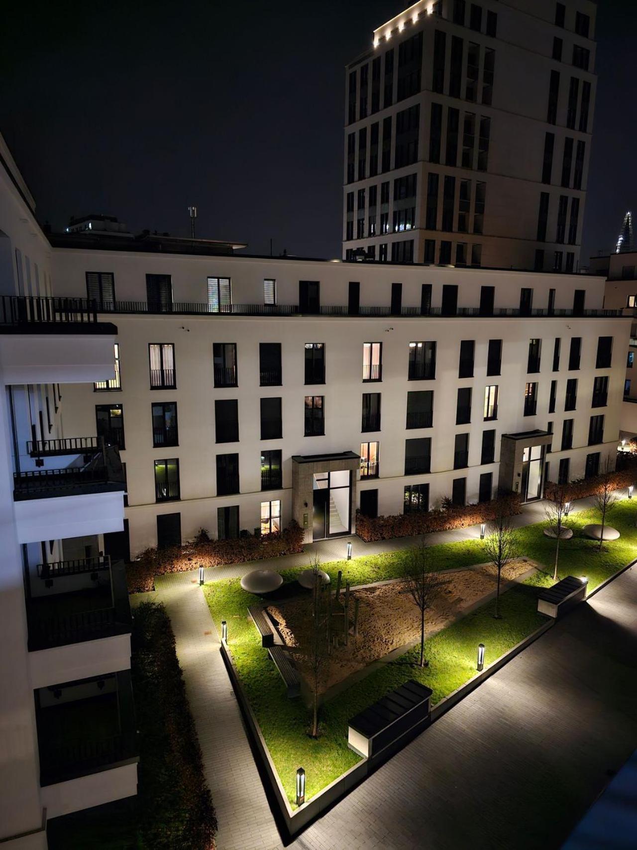 3 2 Bathrooms 2 Toilets New Center Of Underground Parking Space Contactless Self Check-in Apartment