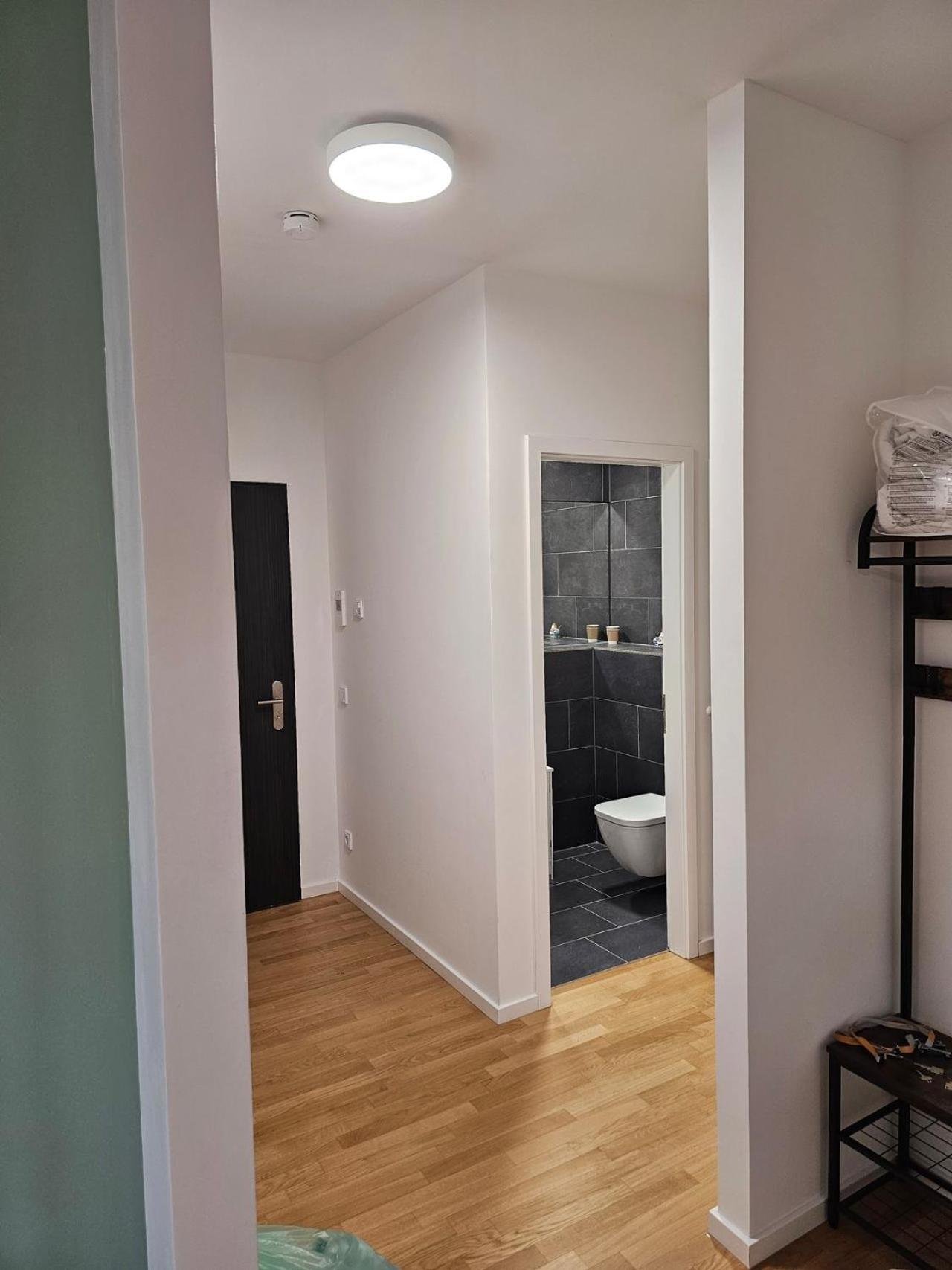 3 2 Bathrooms 2 Toilets New Center Of Underground Parking Space Contactless Self Check-in Apartment Dusseldorf